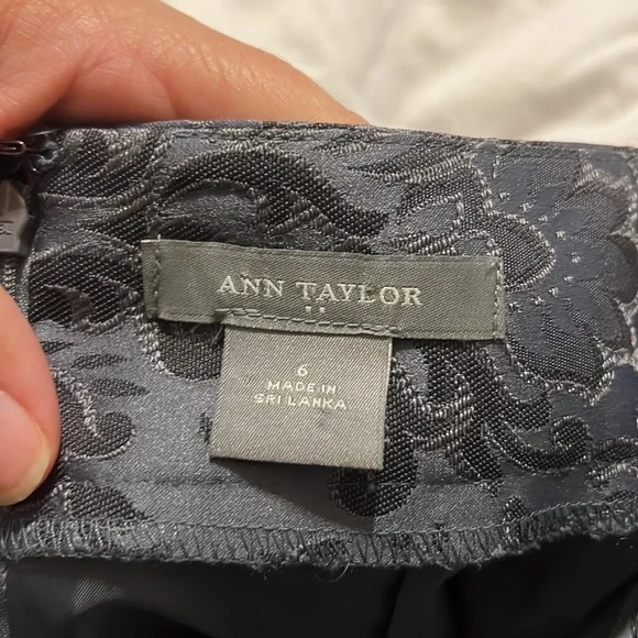 Ann Taylor gray damask skirt with pockets! - Picture 7 of 8